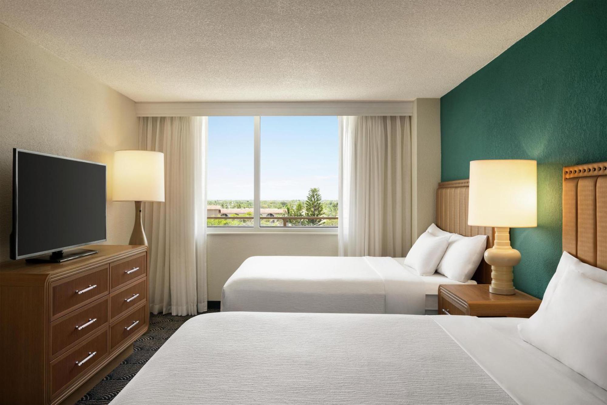Suite 2 Queen Beds Sunset View Juliet Balcony